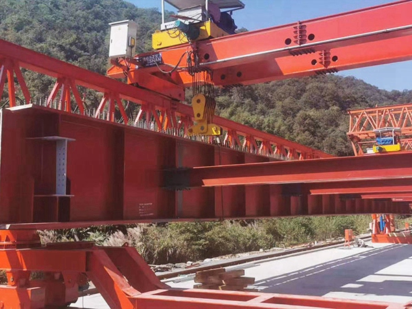 操作公路架橋機(jī)中要注意哪些事項(xiàng)？